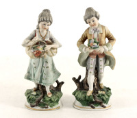 Lote 41 - ESCULTURAS EM BISCUIT - Par de figuras de dama e cavalheiro com decorações policromadas. Dim: 19,5 cm