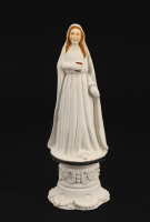 Lote 75 - NOSSA SENHORA - Escultura de Nossa Senhora com livro, sobre peanha em gesso com decoração policromada. Dim.:12 cm. Nota: sinais de uso e pequenas falhas