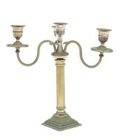 Lote 76 - CANDELABRO EM METAL - Candelabro de 4 lumes em metal com decoração relevada. Dim: 35 cm. Nota: sinais de uso, defeitos