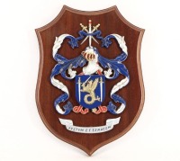 Lote 102 - BRASÃO DE ARMAS DA POLÍCIA JUDICIÁRIA MILITAR - Escudo em resina policromada e dourada assente em cartela de madeira recortada. Dim: 28x20 cm