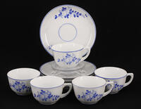 Lote 156 - CHÁVENAS EM PORCELANA DE COIMBRA - Conjunto de 5 chávenas de café com 6 pires. Decoração floral a azul. Dim: 4,5x7 cm (chávenas) e 12,5 cm (pires)