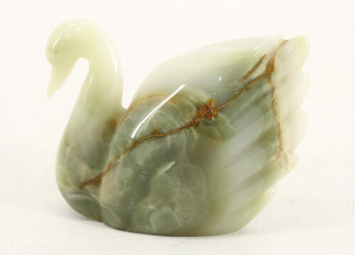 Lote 166 - CISNE EM ÓNIX - Escultura em ónix verde e castanho representando figura de CISNE. Dim: 10x13x4 cm