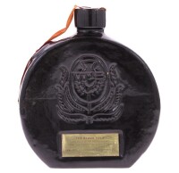 Lote 19 - WHISKY THE BLACK TULIP 12 ANOS- Garrafa cerâmica de Whisky, Very Old Selected Scotch Whisky, WB World Wide Blenders, (750ml - 43%vol.). Nota: garrafa idêntica foi vendida por € 75 na Oportunity Leilões. Consultar valor indicativo em https://t.ly