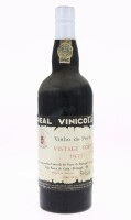 Lote 21 - PORTO REAL VINICOLA VINTAGE 1977 - Garrafa de Vinho do Porto, Vintage 1977, Real Companhia Vinicola do Norte de Portugal, (750ml - 20%vol.). Nota: garrafa idêntica à venda por € 137.50. Consultar valor indicativo em https://www.garrafeiranaciona