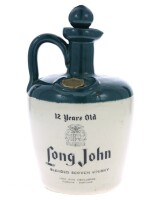 Lote 24 - WHISKY LONG JOHN 12 ANOS - Garrafa Decanter em cerâmica de Whisky, 12 Years Old, Blended Scotch Whisky, Long John Distilleries, Escócia, (750ml aprox.). Nota: garrafa idêntica à venda por € 299. Consultar valor indicativo em https://t.ly/naAT