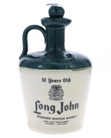 Lote 64 - WHISKY LONG JOHN 12 ANOS - Garrafa Decanter em cerâmica de Whisky, 12 Years Old, Blended Scotch Whisky, Long John Distilleries, Escócia, (750ml aprox.). Nota: garrafa idêntica à venda por € 299. Consultar valor indicativo em https://t.ly/naAT