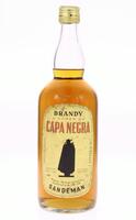 Lote 383 - BRANDY O HOMEM DA CAPA NEGRA - Garrafa de Brandy, Capa Negra, Sandeman & Cª, (1000ml - 40%vol.)