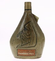 Lote 57 - AGUARDENTE CAPUCHINHA - Garrafa em Grés de Aguardente Velhíssima, Capuchinha, Caves Primavera, Águeda (750ml aprox.)