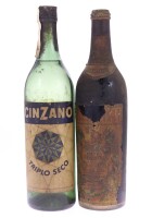 Lote 70 - GARRAFAS DE VERMUTE - 2 garrafas de Vermute sendo 1 garrafa de Martini e 1 garrafa de Cinzano Triplo Seco, (1000ml aprox.). Nota: garrafas antigas