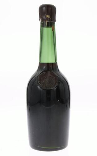 Lote 100 - AGUARDENTE CR&F - Garrafa de Aguradente, Carvalho, Ribeiro & Ferriera, (750ml aprox.). Nota: sem rótulo, definida pelo lacre