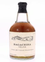 Lote 187 - BAGACEIRA CASAL DE VALLE PRADINHOS - Garrafa de Bagaceira Velha, Casal de Valle Pradinhos, Macedo de Cavaleiros, (750ml - 50% vol.). Nota: garrafa idêntica à venda por € 75. Consultar valor indicativo em https://tinyurl.com/4jhmxpuz