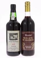 Lote 196 - GARRAFAS DIVERSAS - 2 garrafas sendo 1 garrafa de Vinho do Porto Ruby CEVD, (750ml - 19,5%vol.) e 1 garrafa de Moscatel de Valencia José Dias Rosa, Seixal, (750ml - 17%vol.)