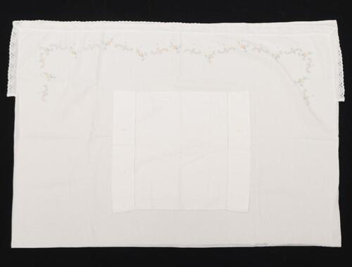 Lote 35 - LENÇOL E ALMOFADA DE CAMA DE BEBÉ COM BORDADOS - Conjunto de lençol e fronha de almofada em tecido branco bordado à mão com desenho de flores e inscrição bebé. Dim: 80x110 cm e 28x34 cm