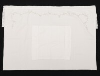 Lote 35 - LENÇOL E ALMOFADA DE CAMA DE BEBÉ COM BORDADOS - Conjunto de lençol e fronha de almofada em tecido branco bordado à mão com desenho de flores e inscrição bebé. Dim: 80x110 cm e 28x34 cm