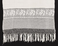 Lote 41 - TOALHA DE LINHO COM RENDA DE CROCHET - Toalha em tecido de linho branco, barras em renda de crochet com desenho floral e remate com franjas. Dim: 58x150 cm