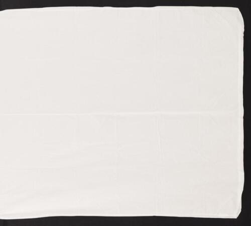 Lote 54 - CAPA DE EDREDÃO - Capa de edredão em tecido branco liso, a apertar com botões. Dim: 205x140 cm