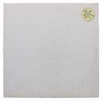 Lote 1 - THE BEATLES - "WHITE ALBUM" - Álbum Duplo (vinil), LP´s de 33 rpm), de 1968. Capa em bom estado com sinais de armazenamento e discos em ótimo estado com sinais de muito pouco uso. Fabricado e editado na Alemanha, Inclui encarte (POSTER grande) o