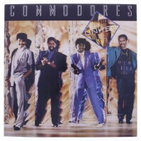 Lote 20 - COMMODORES, "UNITED" - Disco de vinil, LP de 33 rpm, de 1986. Capa em bom estado e disco sem sinais de uso. Inclui encarte original