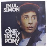 Lote 103 - PAUL SIMON, "ONE TRICK PONY" - Disco de vinil, Lp de 33 rpm, de 1980. Capa em bom estado e disco sem sinais de uso, Inclui encarte original