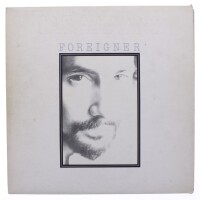 Lote 156 - CAT STEVENS , "FOREIGNER" - Disco de vinil, LP de 33 rpm, de 1973. Capa em bom estado, com alguns sinais de armazenamento e disco com sinais de pouco uso. Inclui encartes (Cartäo e postal) originais. Fabricado e editado em Londres