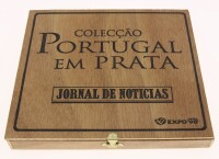 Lote 1 - COLECÇÃO PORTUGAL EM PRATA - Colecção de 20 medalhas em prata portuguesa 925 alusivas às 25 Cidades Capitais de Distrito. Anverso com o brasão da Cidade e reverso com um monumento emblemático da mesma. Peso total : 150 g (aprox.). Dim: 30 mm (diâ