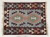 Lote 16 - TAPETE ORIENTAL KILIM - Tapete Kilim da Turquia em fio de lã policromada com desenho geométrico, remate com franjas. Dim: 90x120 cm. Nota: sinais de uso