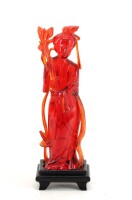 Lote 63 - FIGURA ORIENTAL - Em resina simulando âmbar com base em madeira. Dim: 22 cm