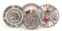 Lote 120 - PRATOS EM PORCELANA DE MACAU - Conjunto de 4 pratos com decorações policromadas diversas. Dim: entre 18 e 26 cm