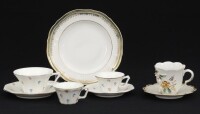 Lote 142 - S.P. COIMBRA, LOIÇA EM PORCELANA - Conjunto de 8 peças, composto por prato de sobremesa, chávenas de chá e café com pires, decorações diversas. Dim: 19 cm (maior)