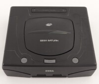 Lote 178 - SEGA SATURN, CONSOLA DE JOGOS - Modelo MK-80200A-50, sem cabos de ligação e sem comando. Dim: 7x26x22 cm. Nota: sinais de uso