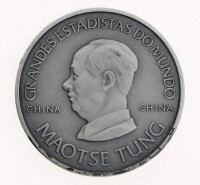 Lote 212 - MEDALHA EM PRATA 925 - Representando Maotse Tung, da colecção Grandes Estadistas do Mundo. Peso: 14 g. Dim: 30 mm. Nota: com marcas