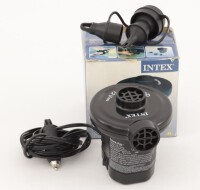 Lote 266 - INTEX, ELECTRIC AIR PUMP - Bomba de ar para enchimento de colchões, modelo AP626, ligação ao isqueiro do carro, potência 75W, com acessório. Dim: 12 cm. Nota: sem uso, em caixa de origem