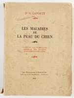 Lote 4 - LES MALADIES DE LA PEAU DU CHIEN. COMMENT LES DISTINGUER, COMMENT LES TRAITER, COMMENT LES PRÉVENIR - Dr. O. Laporte, Paris, Les Éditions de l'Éleveur, 1934. Raro. Magníficas ilustrações em extra-texto. Encadernação editorial em brochura. Nota: p