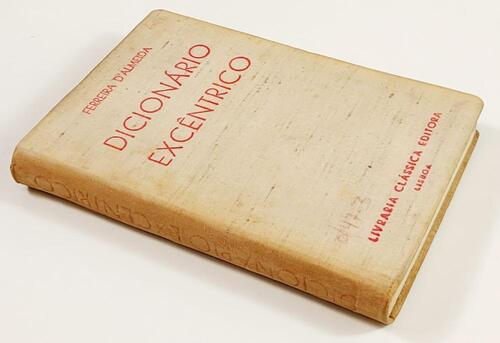 Lote 53 - DICIONÁRIO EXCÊNTRICO. 2520 CITAÇÕES, 610 AUTORES - Ferreira d'Almeida, Lisboa, Livraria Clássica Editora, 1939. Obra muito curiosa. Encadernação editorial em tela. Corte superior das folhas a carmim. Nota: carimbos de oferta editorial e de poss