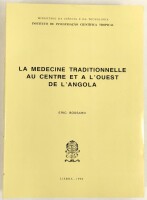 Lote 98 - LA MEDECINE TRADITIONNELLE AU CENTRE ET A L'OUEST DE L'ANGOLA - Eric Bossard, Lisboa, IICT, 1996. Invulgar. Encadernação editorial em brochura, de grande formato. Exemplar novo. Elenca as plantas medicinais identificadas e não identificadas, exp