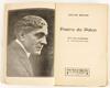 Lote 121 - 1ª EDIÇÃO: POEIRA DO PALCO. OPINIÕES, ANECDOTAS E COMENTÁRIOS - Carlos Santos; prefácio de Júlio Dantas, Lisboa, Lirvraria Popular Francisco Franco, 1927. Raríssimo. 1ª e única edição. Obra muito espirituosa. Conserva o cliché fotográfico retra - 2