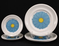 Lote 27 - PRATOS EM FAIANÇA DE SACAVÉM - 6 pratos sendo 3 rasos e 3 de sobremesa com decoração floral a azul e amarelo. Dim: 24 e 16 cm respectivamente. Nota: algumas falhas. Marcados Gilman