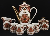 Lote 28 - PARTE DE SERVIÇO DE CAFÉ EM PORCELANA JAPONESA - Composto de cafeteira, leiteira, açucareiro e 5 chávenas sem pires. Decoração policromada e dourada. Dim: 19 cm (cafeteira)