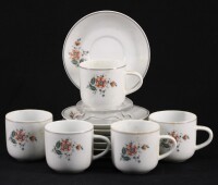 Lote 35 - VISTA ALEGRE, CHÁVENAS DE CAFÉ EM PORCELANA - Conjunto de 5 chávenas com 6 pires chávenas com pires. Decoração floral policromada. Dim: 5,5x6 cm (chávenas) e 11,5 cm (pires). Nota. Marca Nº 34 (1971-1980)