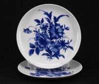 Lote 37 - PRATOS EM PORCELANA - Par de pratos com decoração floral a azul. Dim: 21 cm