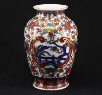 Lote 44 - JARRA EM PORCELANA ORIENTAL - Decoração policromada e dourada com flores. Dim: 25 cm. Nota: colagem no bordo