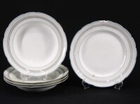 Lote 81 - VISTA ALEGRE, PRATOS EM PORCELANA - 5 pratos com decoração de filetes azuis e negros sendo 1 prato raso e 4 de sopa. Dim: 23 cm. Nota. Marcados na base, algumas falhas