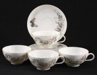 Lote 86 - CHÁVENAS DE CAFÉ EM PORCELANA - Conjunto de 4 chávenas com 4 pires. Decoração policromada com flores e borboletas. Dim: 5x10 cm (chávenas) e 14 cm (pires)