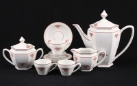 Lote 97 - SERVIÇO DE CAFÉ EM PORCELANA DE COIMBRA - Composto de 12 peças com decoração floral sendo 1 cafeteira, 1 açucareiro, 1 leiteira e 3 chávenas de café com 6 pires. Dim: 22 cm (cafeteira). Nota: marcados nas bases