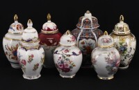 Lote 98 - POTICHES COM TAMPA EM PORCELANA - Conjunto de 7 potiches com decorações variadas. Dim: 15 cm (maior)