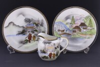 Lote 104 - LOUÇA EM PORCELANA - Conjunto de 1 leiteira e 9 pratos de bolo, com decoração oriental diferentes . Nota com sinais de armazenamento