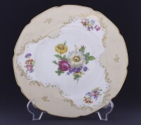 Lote 128 - PRATO, VISTA ALEGRE EM PORCELANA - Prato raso, da Vista Alegre, com decoração floral em tons beje. Dim: 27 cm. Nota: com sinais de armazenamento