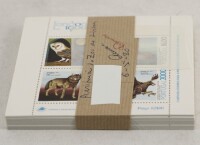 Lote 48 - PORTUGAL, SELOS - Conjunto de 100 blocos nº32, cada qual com os quatro valores que constituem a emissão "Animais do Zoo de Lisboa" de 1980, tal como foram vendidos pelos C.T.T., ainda com a base em cartão e cinta em papel kraft originais com as 