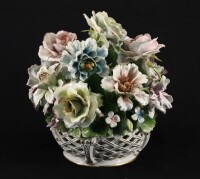 Lote 3 - CAPODIMONTE, ARRANJO FLORAL/CENTRO DE MESA - Cesta com flores em porcelana, decoração policromada em relevo, marcada na base. Dim: 30x30 cm(aprox). Nota: sinais de uso, pequenas falhas