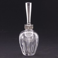 Lote 4 - ATLANTIS, FRASCO PARA PERFUME EM CRISTAL - Formato bojudo com decoração lapidada e gargalo com aro de casquinha de decoração relevada. Rolha facetada em cristal com vareta para perfume. Dim: 13 cm. Nota: marcado na base e em etiqueta